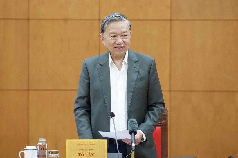 General Secretary To Lam requested not to shirk responsibility for causing delays in implementing meritorious people policies. Photo: VNA