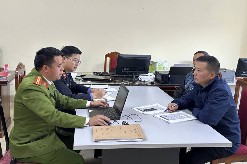 Co quan Canh sat dieu tra Cong an tinh Son La lay loi khai cua cac doi tuong. Anh: Cong an tinh Son La.