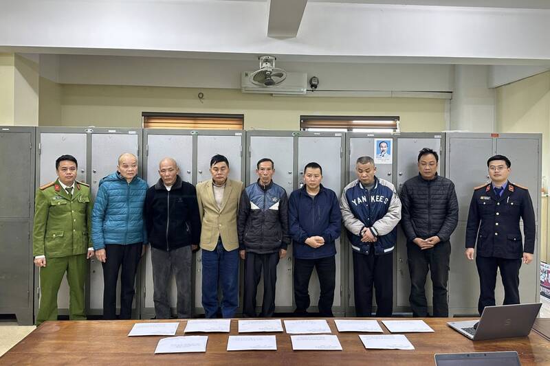Detained 7 subjects related to the gambling organization ring in the form of recording lottery numbers and lottery numbers online. Photo: Son La Provincial Police