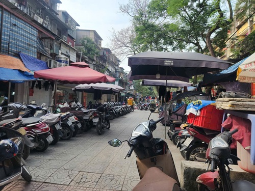 Hà Nội: Sân chơi khu tập thể bị hàng quán, ô tô chiếm dụng. Ảnh: Minh Hạnh 