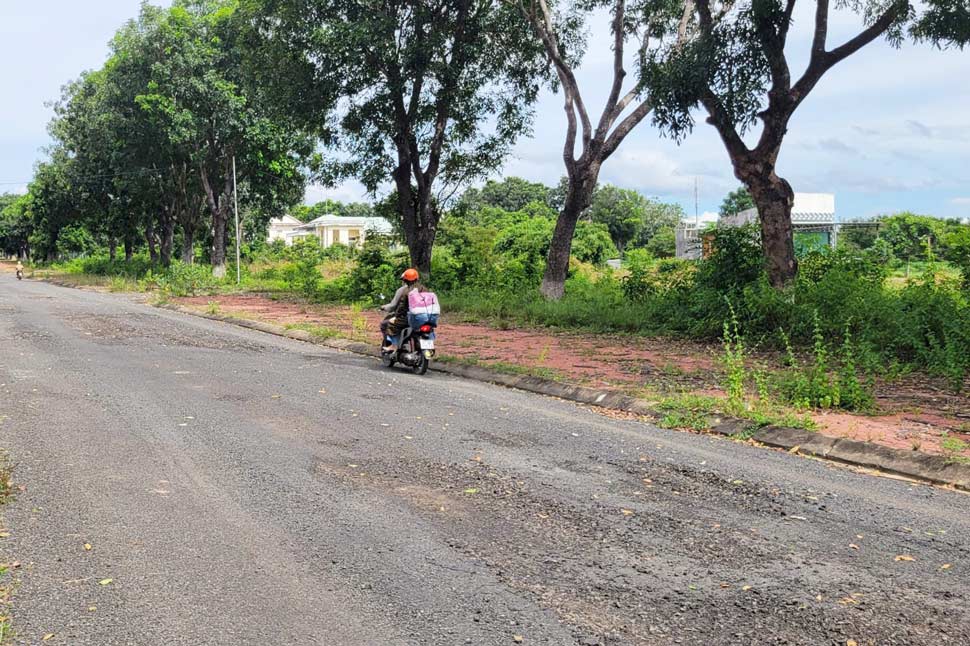 Duong moi sua da hong khien nguoi dan buc xuc, to cao den co quan chuc nang. Anh: Tan Manh