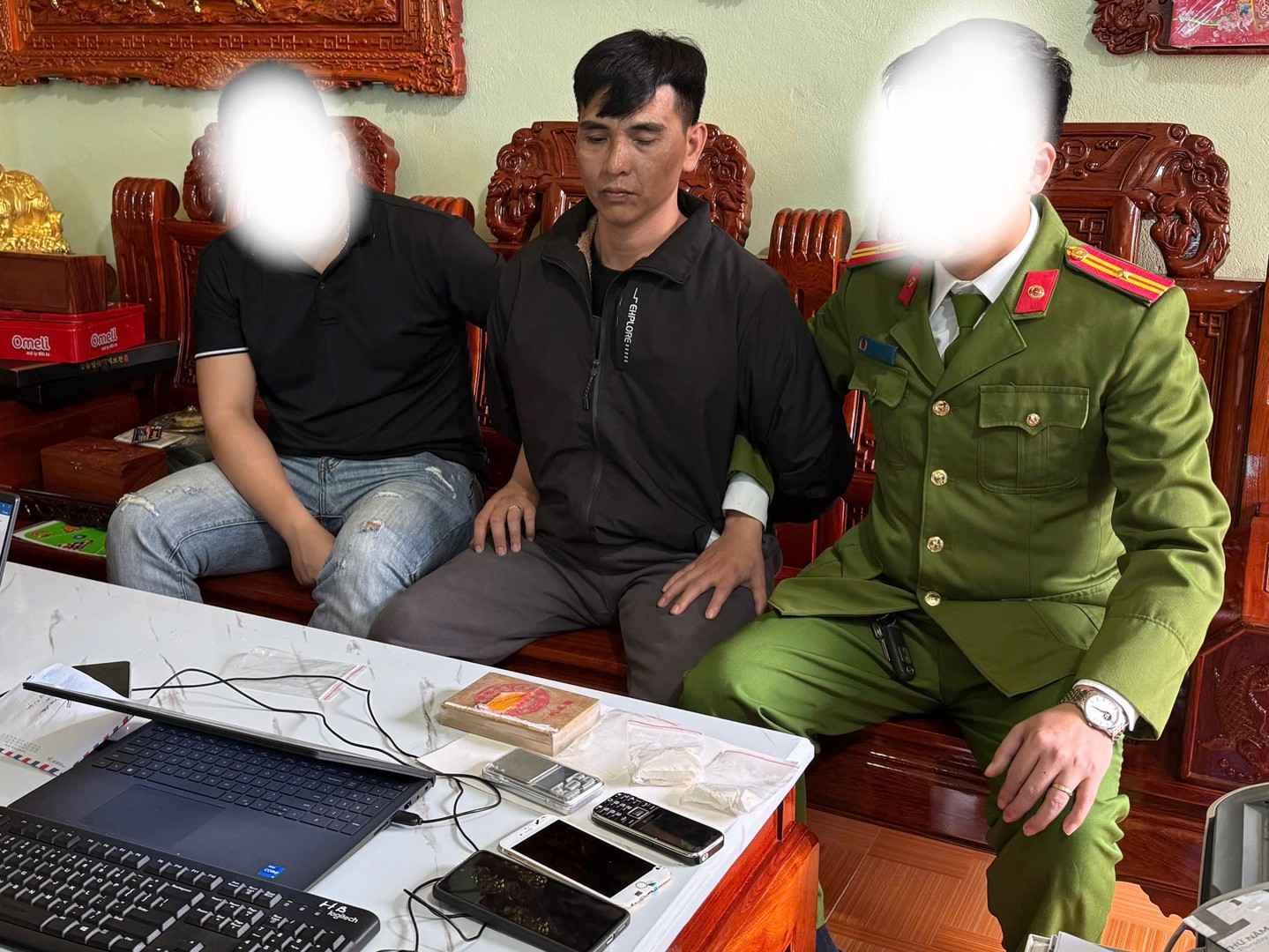 Đối tượng bị bắt giữ để điều tra hành vi mua bán trái phép chất ma túy. Ảnh: Công an Hưng Yên