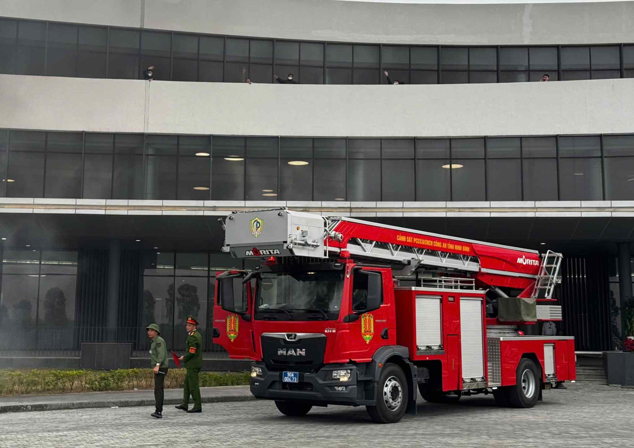 Luc luong Canh sat PCCC Cong an tinh Ninh Binh huy dong can bo chien si, phuong tien trien khai khong che dam chay tai buoi dien tap. Anh: Dieu Anh