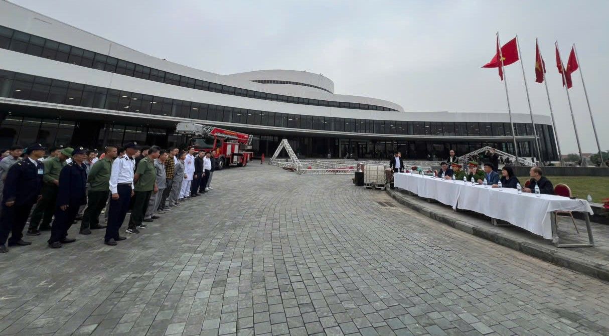 Forces participating in the fire prevention and fighting drill at facility 2 of Bach Mai Hospital. Photo: Dieu Anh