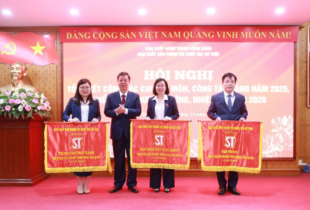 PGS.TS Vu Trong Lam, Bi thu Dang uy, Giam doc - Tong Bien tap Nha xuat ban Chinh tri quoc gia Su that - trao tang Co thi dua cho mot so don vi. Anh: 