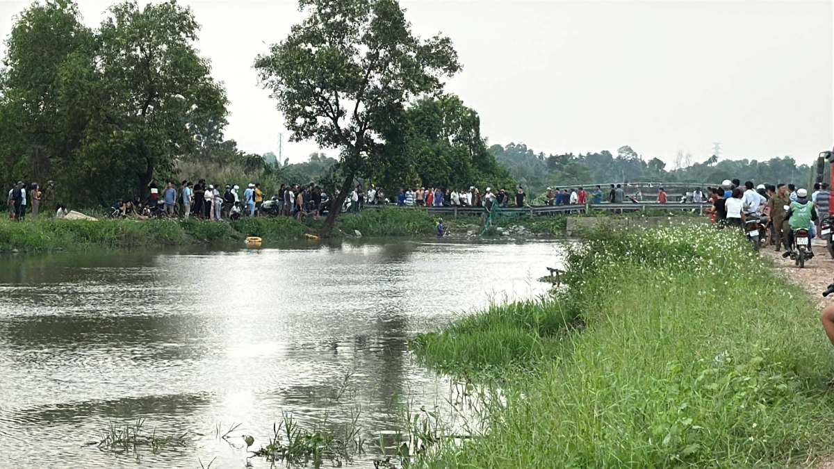 Hien truong vu 2 nam sinh bi nuoc cuon troi o TPHCM. Anh: Dong Hoang