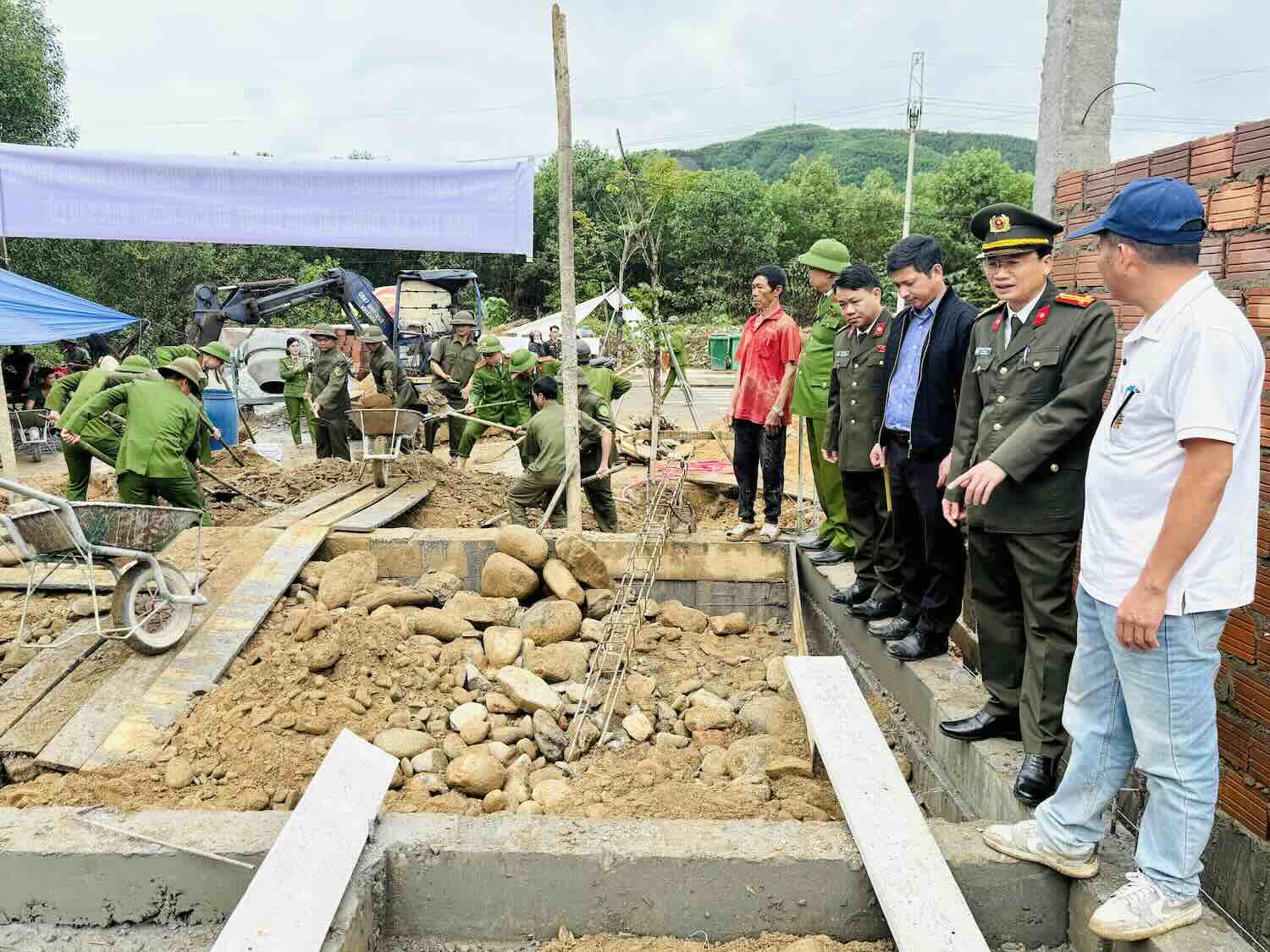 Police forces build houses for people after floods. Photo: P. Be.
