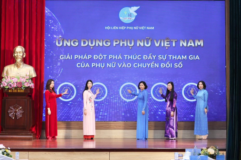 Member of the Party Central Committee, Vice President of the Central Committee of the Vietnam Fatherland Front, President of the Vietnam Women's Union Nguyen Thi Tuyen and delegates performed the button pressing ceremony to launch the "Vietnamese Women" application. Photo: Thu Ha