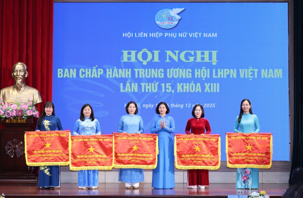 Uy vien Trung uong Dang, Pho Chu tich Uy ban Trung uong Mat tran To quoc Viet Nam, Chu tich Hoi Lien hiep Phu nu Viet Nam Nguyen Thi Tuyen trao Co thi dua “Don vi dan dau” cho Hoi LHPN 5 tinh, thanh pho. Anh: Thu Ha