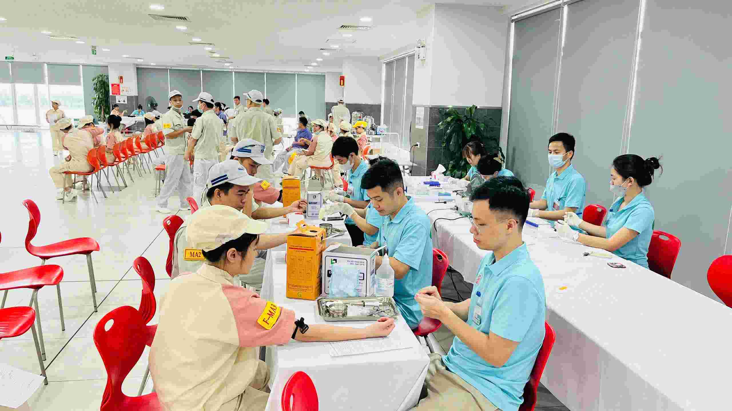 Many contents higher than the law such as increasing the number of health check-ups per year are included in the Collective Labor Agreement. Photo: Kieu Vu
