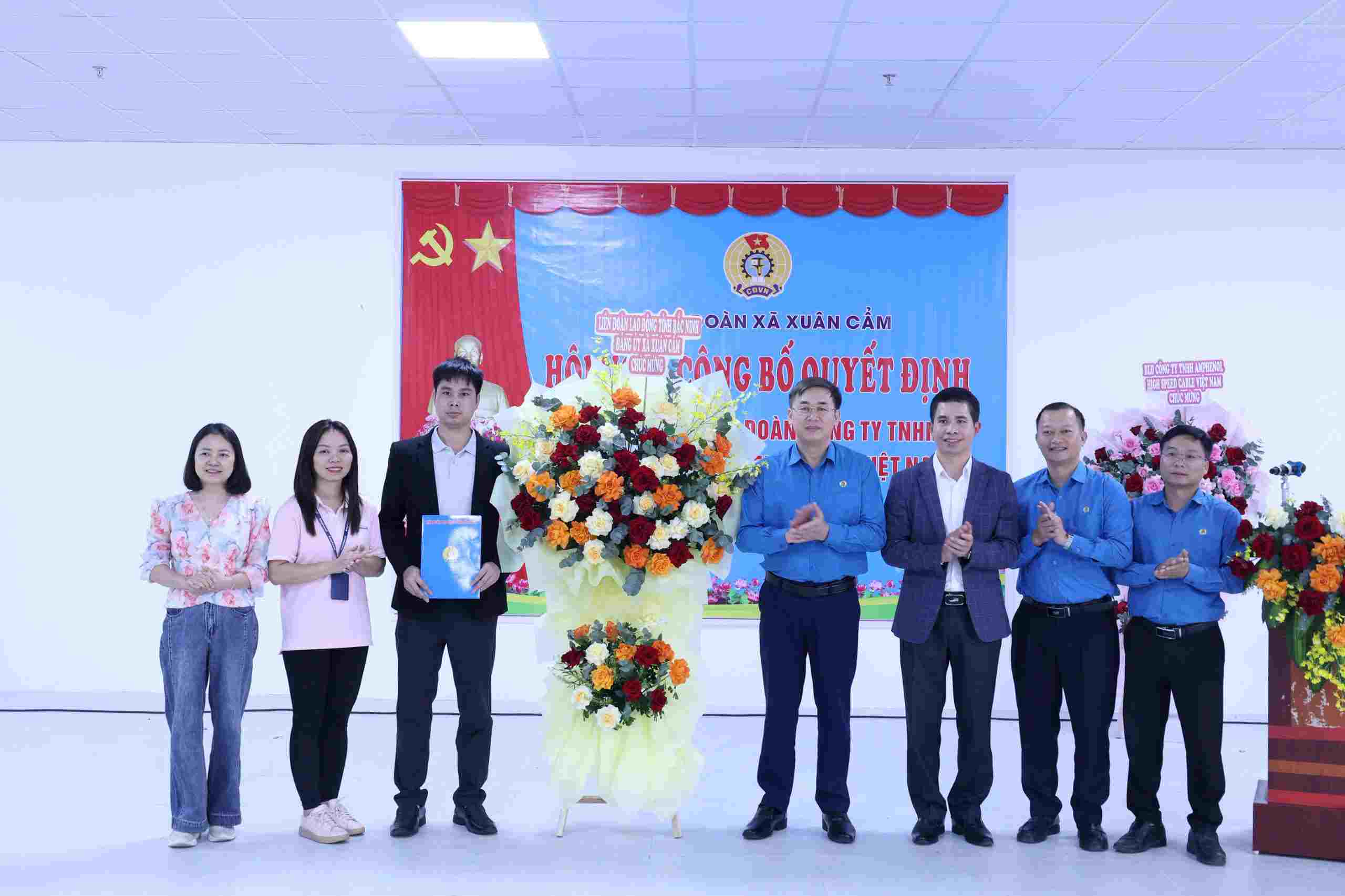 Leaders of the Bac Ninh Provincial Federation of Labor and the Xuan Cam Commune Union presented the decision and presented flowers to congratulate the Trade Union of Amphenol High Speed Cable Vietnam Co., Ltd. Photo: Quyet Chien