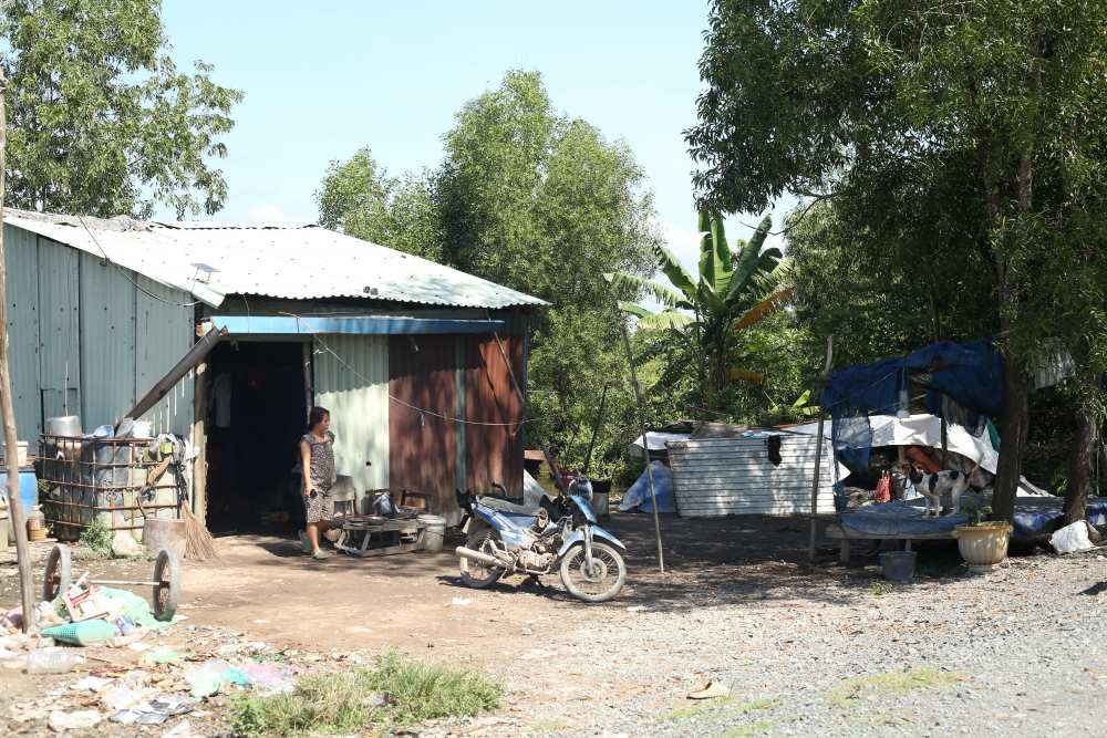 Trong khu vuc du an van con mot so ho dan chua di doi do chua dat duoc thoa thuan den bu voi chu dau tu. Anh: Anh Tu