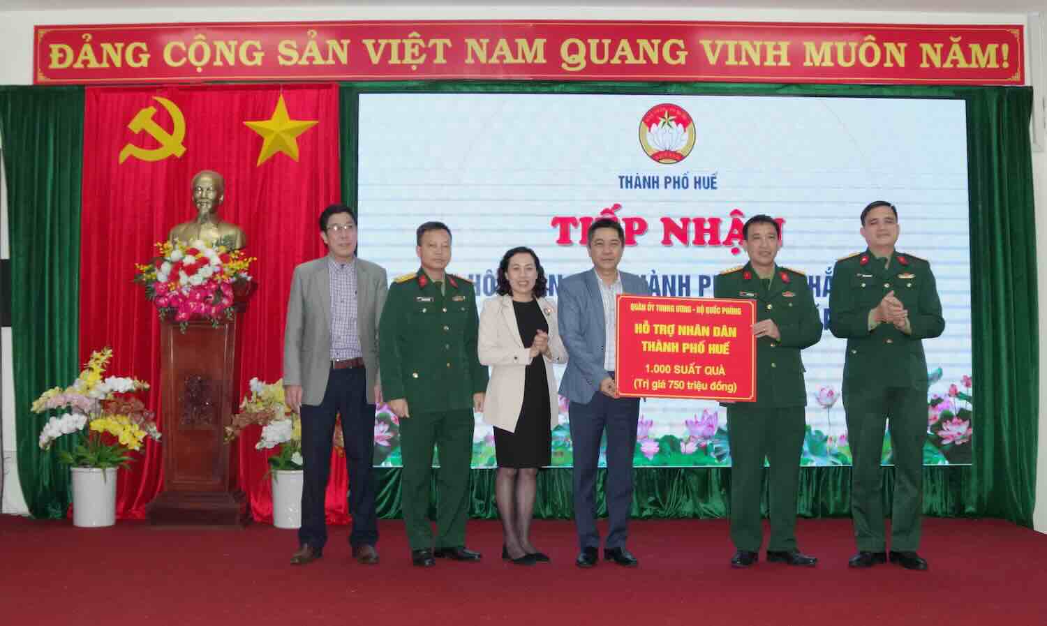 The working group presented 1,000 gifts to support people affected and damaged by floods to the Vietnam Fatherland Front Committee of Hue City. Photo: Quang Dao.