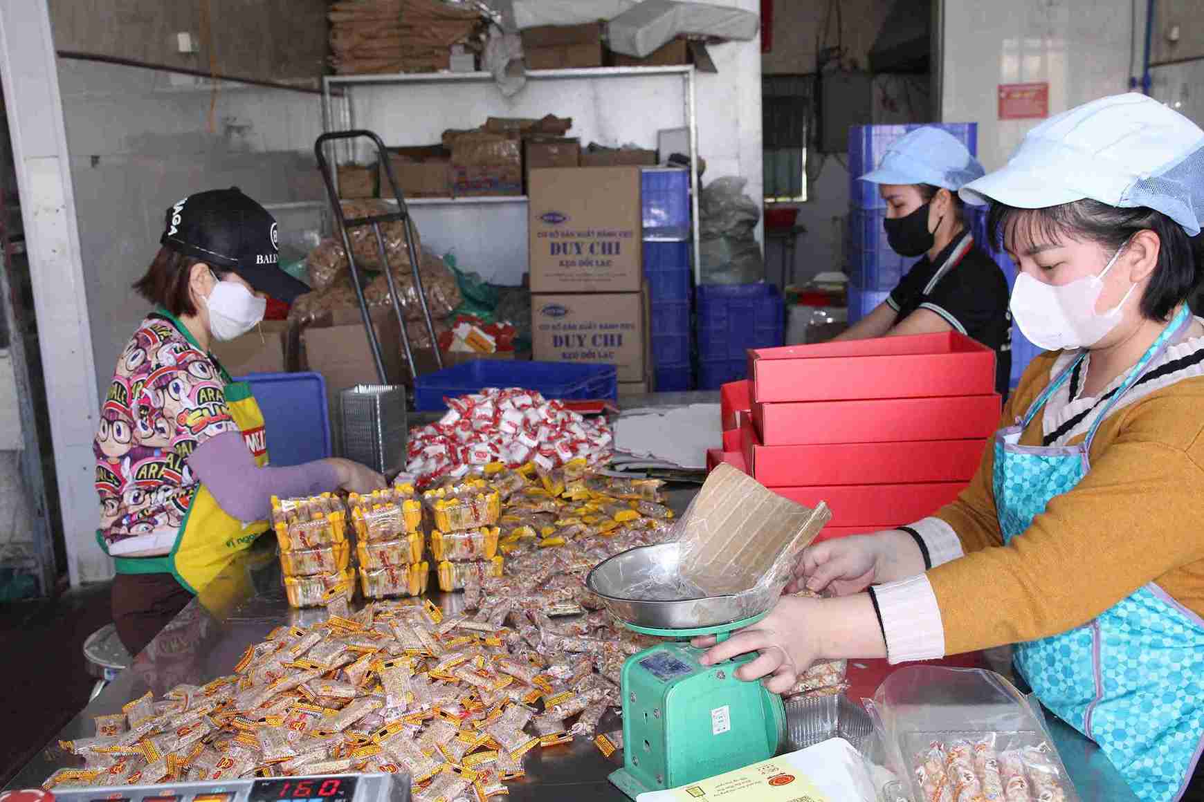 Cong nhan dang dong banh cay tai co so san xuat. Anh: Mai Huong