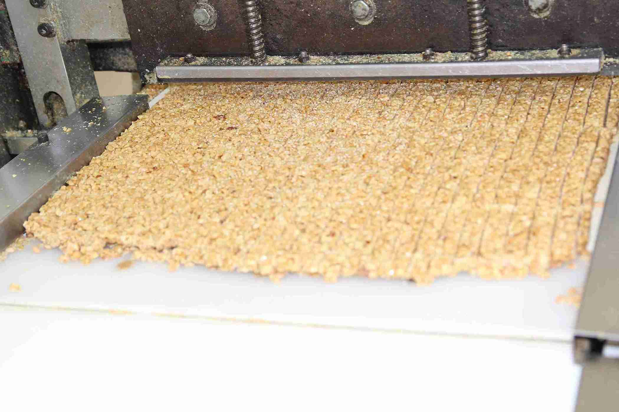 Cong doan ep banh cay truyen thong tai lang Nguyen.