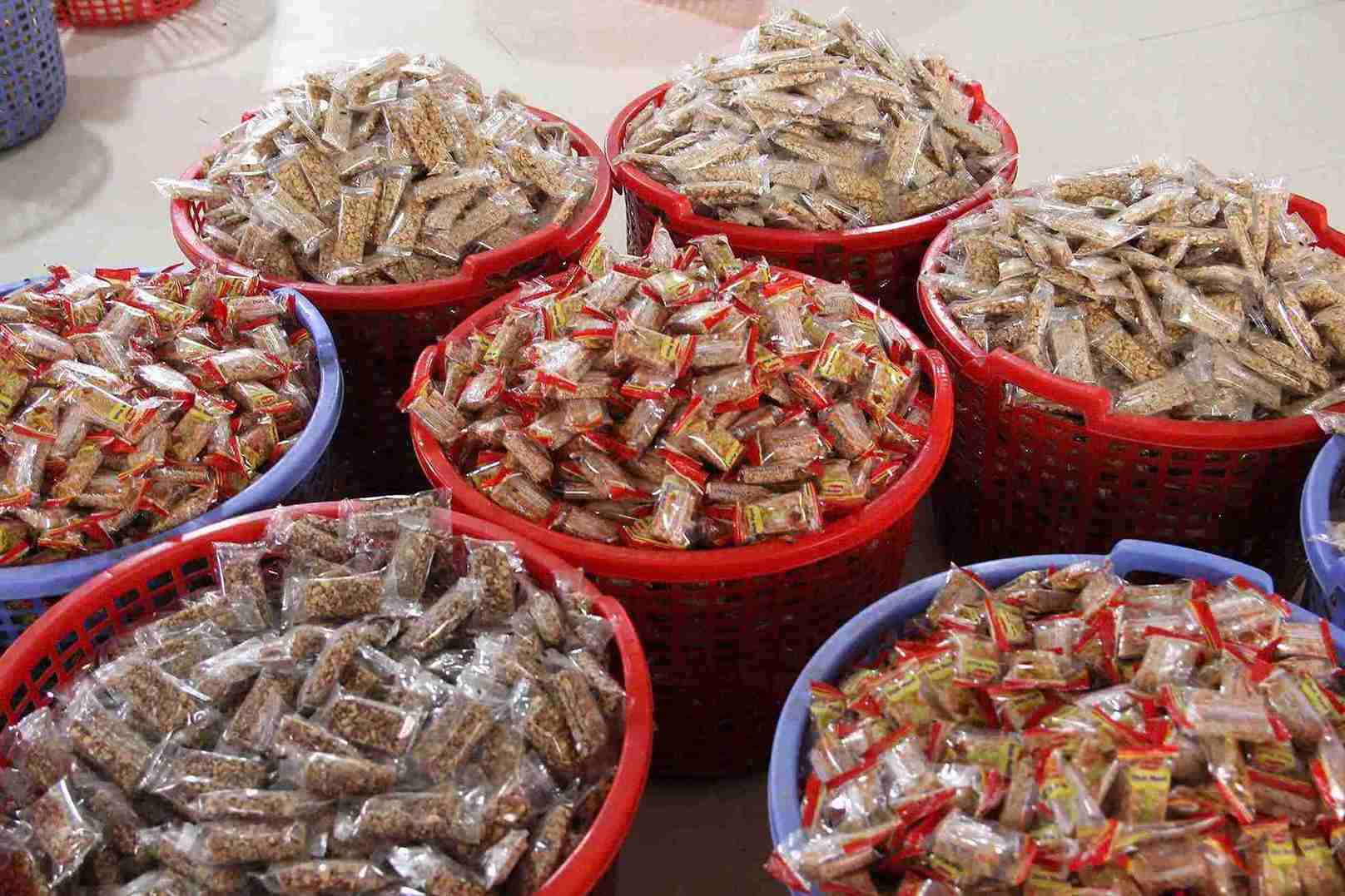 Banh cay Hung Yen duoc dong goi san phuc vu nguoi tieu dung. Anh: Mai Huong