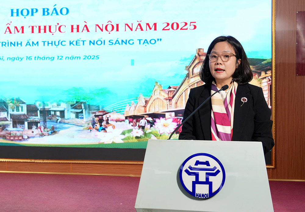 លោកស្រី ឡេ ធី អាញ ម៉ៃ អនុប្រធានមន្ទីរវប្បធម៌ និងកីឡាទីក្រុងហាណូយ ថ្លែងនៅក្នុងសន្និសីទសារព័ត៌មាននៅរសៀលថ្ងៃទី ១៦ ខែធ្នូ។ រូបថត៖ ថាញ់ ឡន