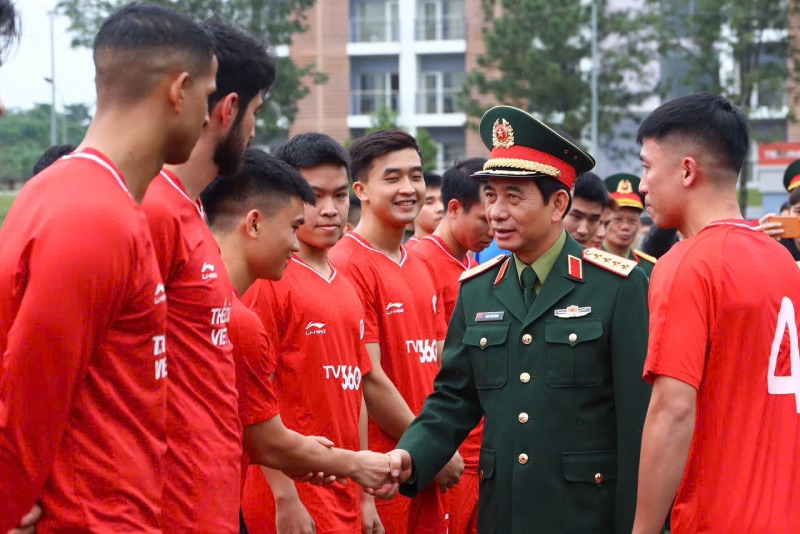 Dai tuong Phan Van Giang - Bo truong Bo Quoc phong bat tay, dong vien cac cau thu cau lac bo The Cong Viettel. Anh: TCVT