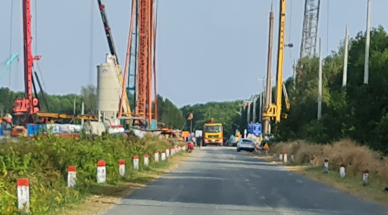 Diem cuoi cao toc Ca Mau - Dat Mui don vi thi cong cung tap ket may moc san sang thi cong. Anh: Nhat Ho