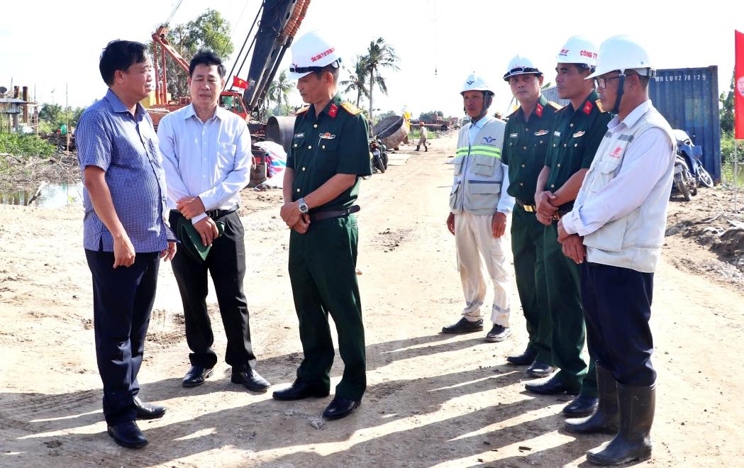Standing Deputy Secretary of the Ca Mau Provincial Party Committee Huynh Quoc Viet (left cover) inspected and encouraged the Ca Mau - Dat Mui Expressway construction unit. Photo: Nhat Ho