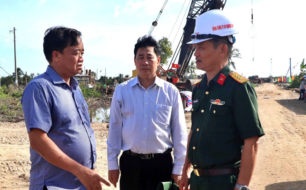 Pho Bi thu Thuong truc Tinh uy Ca Mau Huynh Quoc Viet (phai) kiem tra thi cong cao toc doan Ca Mau - Nam Can. Anh: Nhat Ho