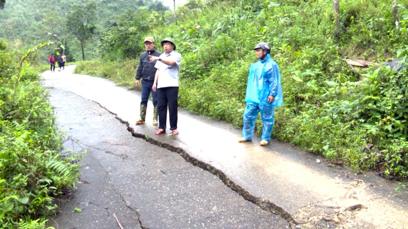 The Nam Tra My commune government has proposed that Da Nang city declare an emergency situation due to the risk of landslides in Long Boc village. Photo: Nguyen Hoang