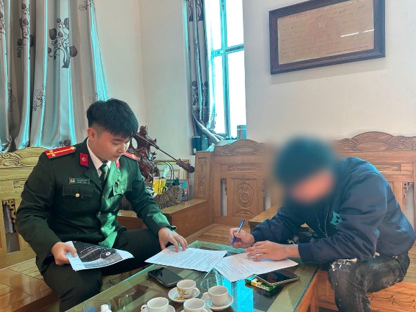 The Security Team of A Sao Commune Police worked with citizen L.D.H.V. Photo: Hung Yen Provincial Police