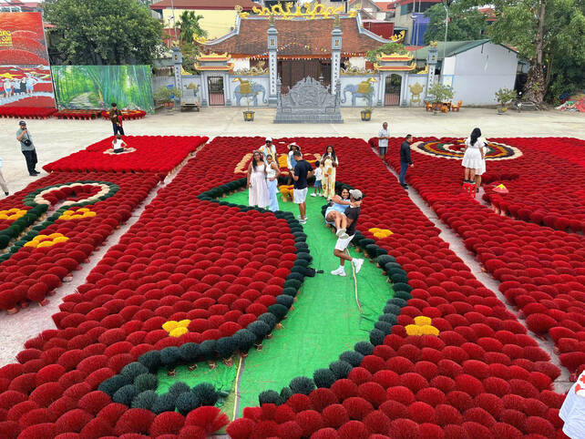 Thanh pham huong ban ra thi truong, du khach co the mua ve lam qua. Anh: Ngoc Mai