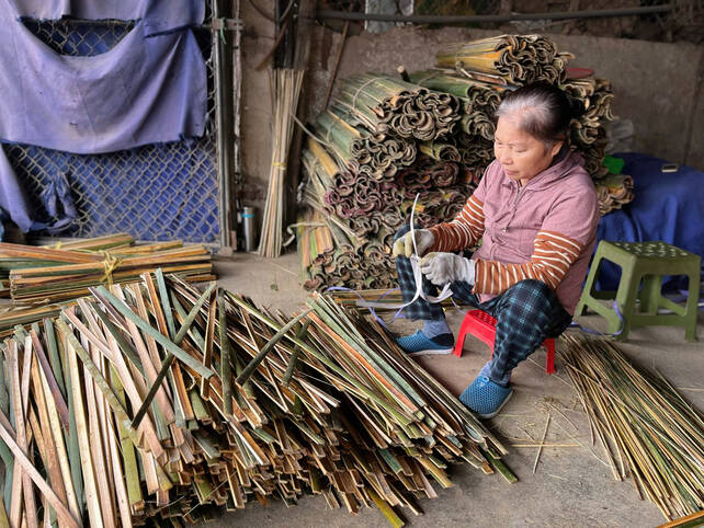 Doi ban tay nguoi tho gia ti man che tung nan tre, giu nhip cho nghe thu cong truyen thong giua bon be doi song hien dai. Anh: Ngoc Mai