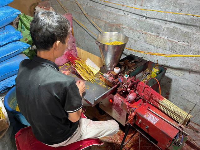 Truoc day, voi cach lam thu, khi se huong, nguoi tho phai lan chac tay nhung van nhe nhang, de bot bam deu vao que huong. Ngay nay, nho may moc hien dai, cong doan nay duoc rut ngan thoi gian, tang nang suat gap nhieu lan. Anh: Ngoc Mai