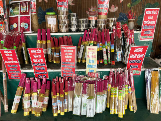 Thanh pham huong truyen thong ban ra thi truong, du khach co the mua ve lam qua. Anh: Ngoc Mai