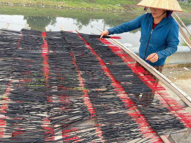 Chi Dong dang phoi nhung phen huong thu cong truyen thong sau khi se, day la cong doan cuoi cung truoc khi dong goi thanh pham. Anh: Ngoc Mai