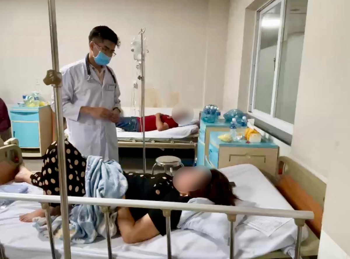 Mot benh nhan trong vu nghi ngo doc duoc dieu tri tai benh vien. Anh: Duy Tuan