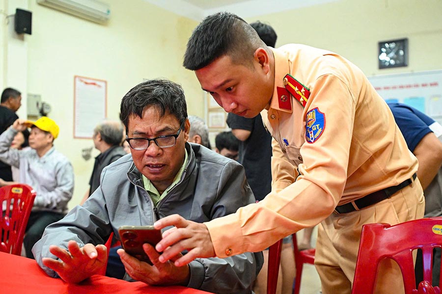 Luc luong chuc nang huong dan nguoi dan cap nhat thong tin dang ky xe, giay phep lai xe len iHanoi. Anh: Tien Ngo