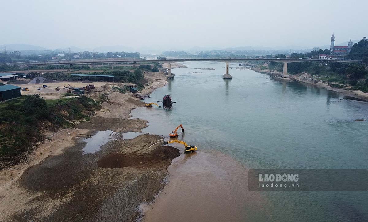 Tai thoi diem PV ghi nhan dang co hoat dong nao vet, thu hoi cat soi tai khu vuc Cang thuy noi dia Tam Son do Cong ty TNHH Tam Son tien hanh. Nhieu may xuc co lon cung tau cuoc dao sau xuong long song Lo chi cach chan cau An Hoa khoang hon 100m cang khien nguoi dan lo lang.