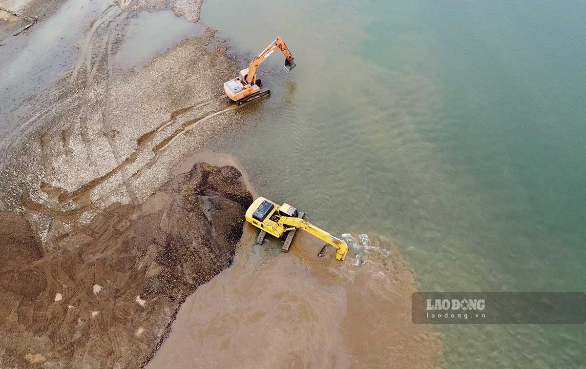 Hoat dong nao vet, tan thu cat soi tai khu vuc cang Tam Son chi cach cau An Hoa khoang 100m co nguy co khien tinh trang soi lo cac tru cau gia tang. Anh: Viet Bac.
