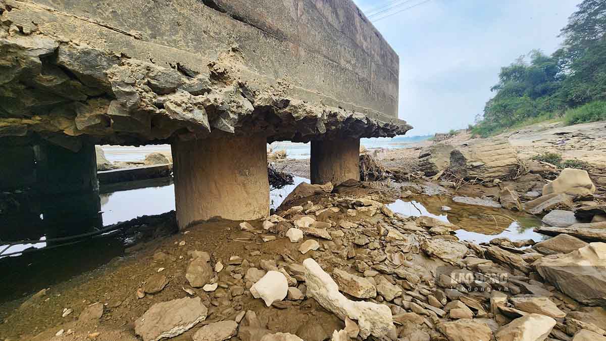 Ghi nhan ngay 16.12, mac du chua phai la thoi diem muc nuoc song Lo xuong thap nhat nhung toan bo 3 tru cau chinh vuot song cua cau An Hoa deu da lo tro mong coc. Anh: Viet Bac.