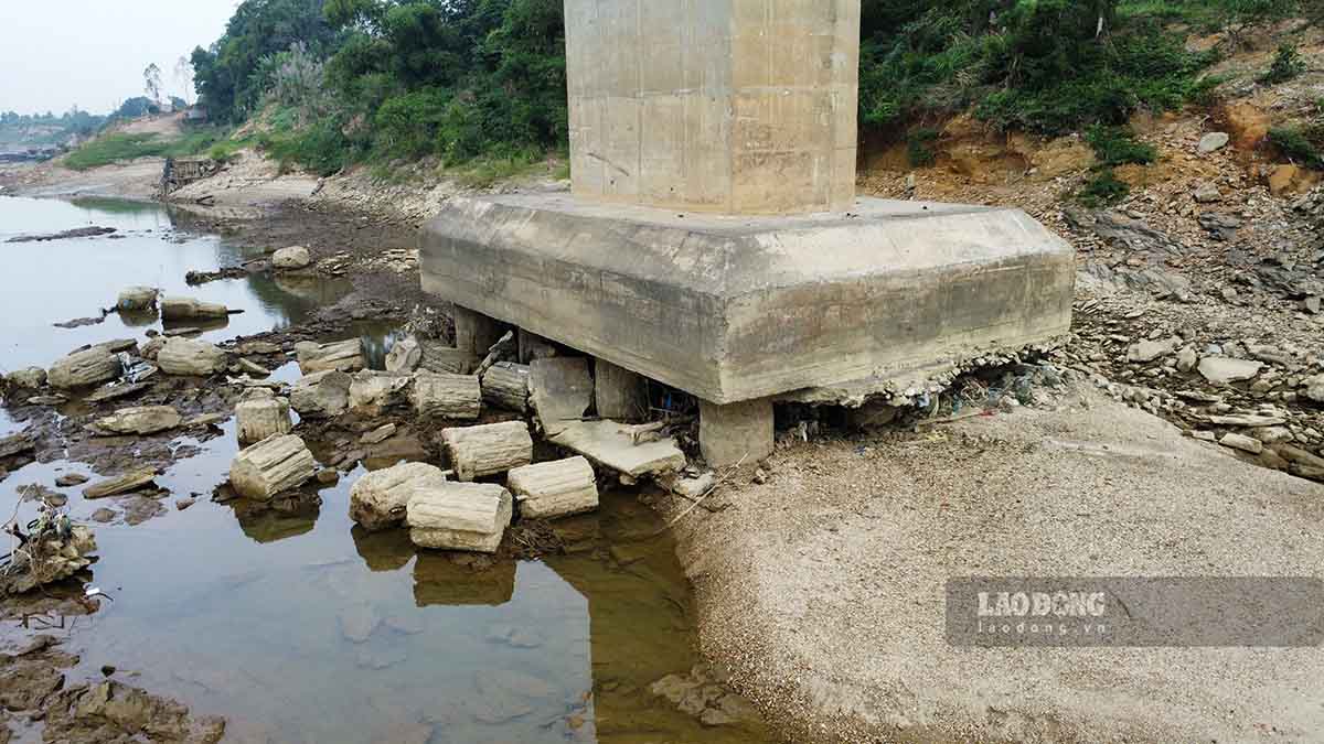 Do khong con lop dat cat bao ve, nhieu tang da lon va rac bi xoi thang vao mong cau khien tinh trang xoi lo cang gia tang. Duoi tac dong cua dong chay, dac biet la sau cac dot lu lon vua qua nhieu tang da lon cung rac da xoi thang vao mong cau. Do lop dat cat bao ve da khong con nen tinh trang xoi lo mong cau co dau hieu gia tang.