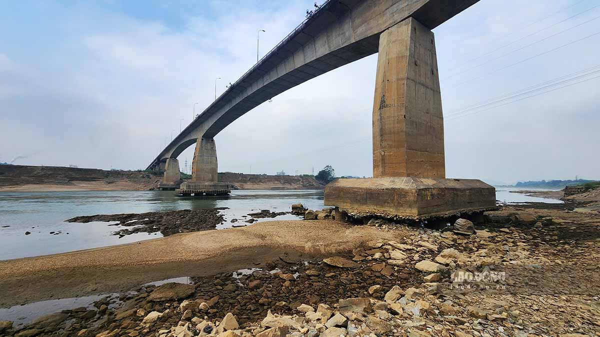 Theo nguoi dan dia phuong, khoang gan 10 nam tro lai day khi hoat dong khai thac tai khu vuc tren va duoi cau An Hoa dien ra ram ro thi mong cau An Hoa bat dau xuat hien xoi lo, bo bai tan hoang. Anh: Viet Bac.