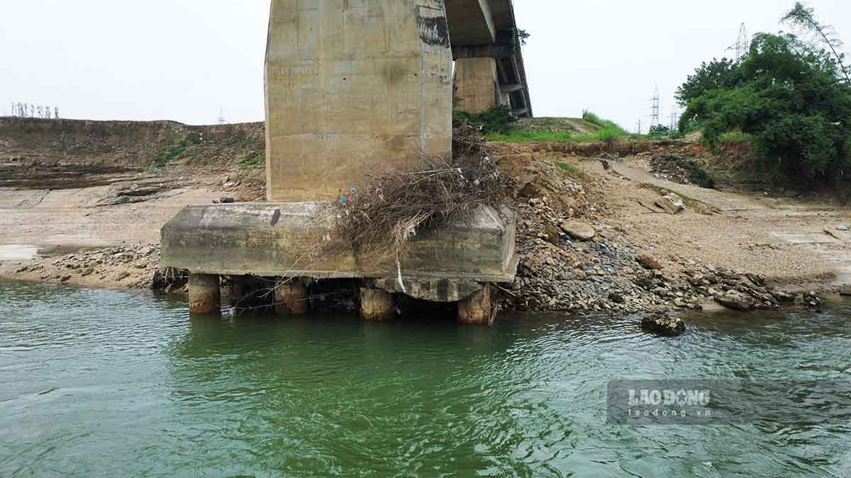 Theo lanh dao So Xay dung tinh Tuyen Quang, mot trong nhung nguyen nhan la do hoat dong khai thac cat soi khien long song bi ha thap. Truoc kia viec quan ly cau duoc giao cho dia phuong, hien nay dang de xuat giao ve cho So quan ly.