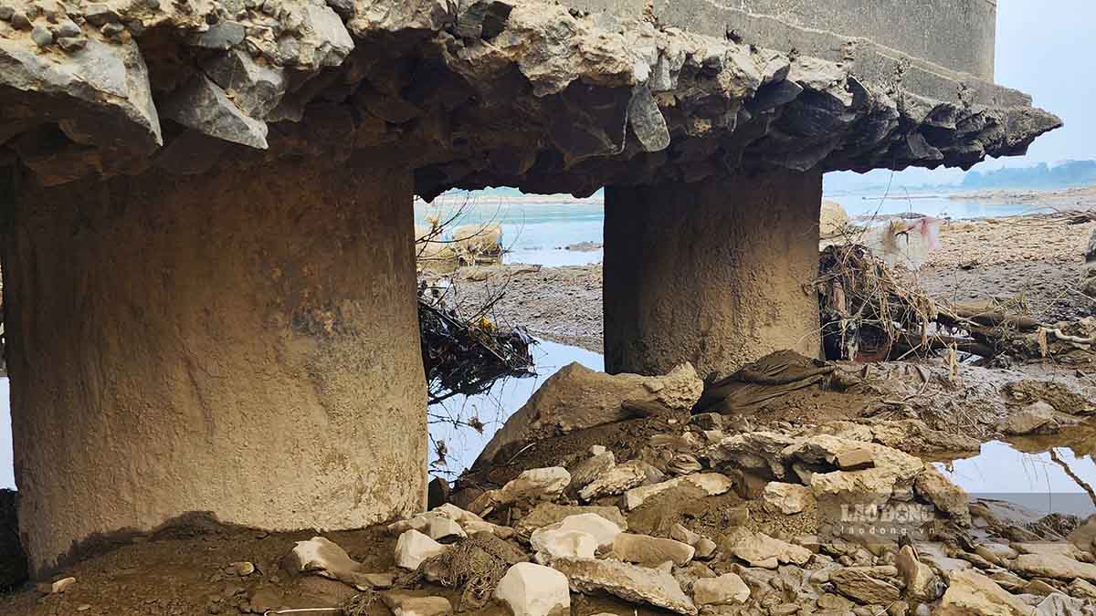 안호아 다리(뚜옌꽝)는 로 강을 가로지르며 기초가 드러났고 증가 추세에 있습니다. 사진: 비엣박.