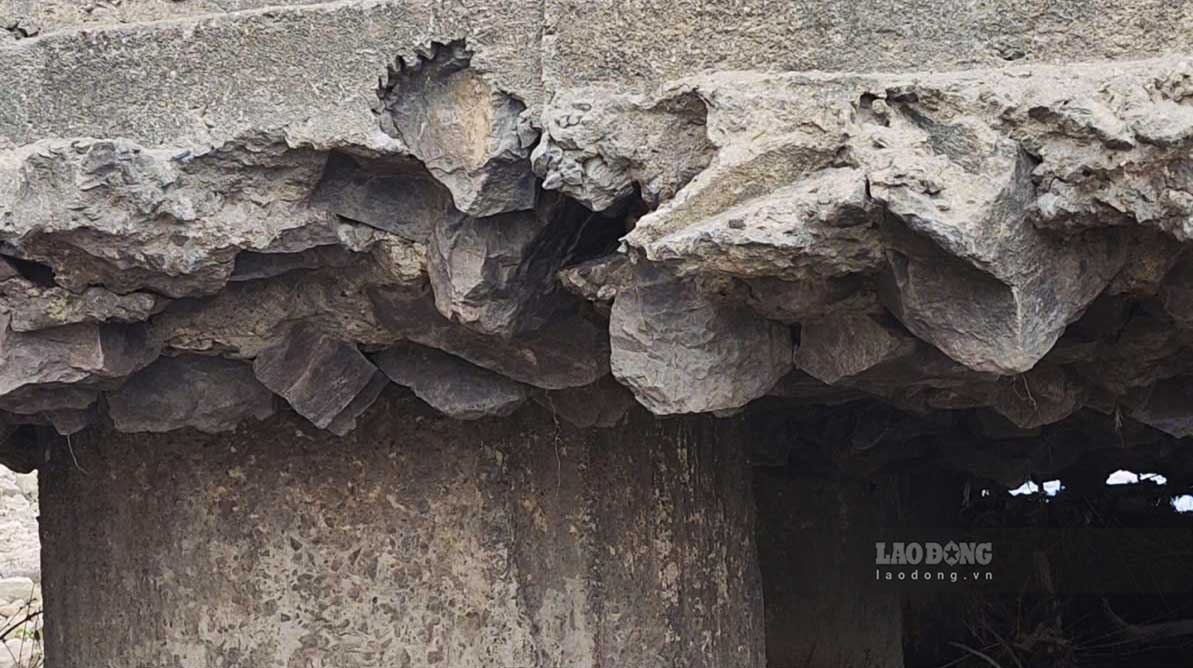 Ket cau coc do cac de mong cau An Hoa duoc thiet ke nam sau duoi long song nay da lo thien, co the quan sat bang mat thuong khi lop dat, cat bao ve da khong con. Anh: Viet Bac.