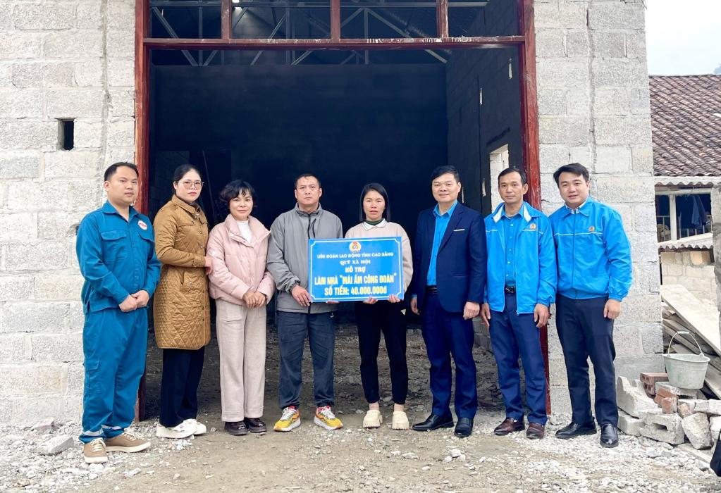 Cao Bang Provincial Labor Federation presented support funds for "Union Shelter". Photo: Kim Dung