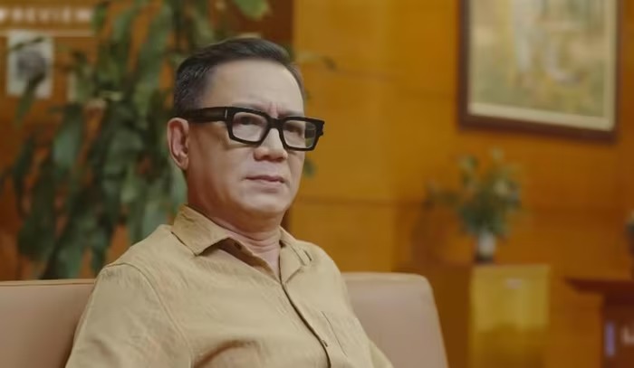 Colonel, Meritorious Artist Pham Cuong plays Provincial Chairman Nguyen Van Thuy in the movie "Lan ranh". Photo: VFC