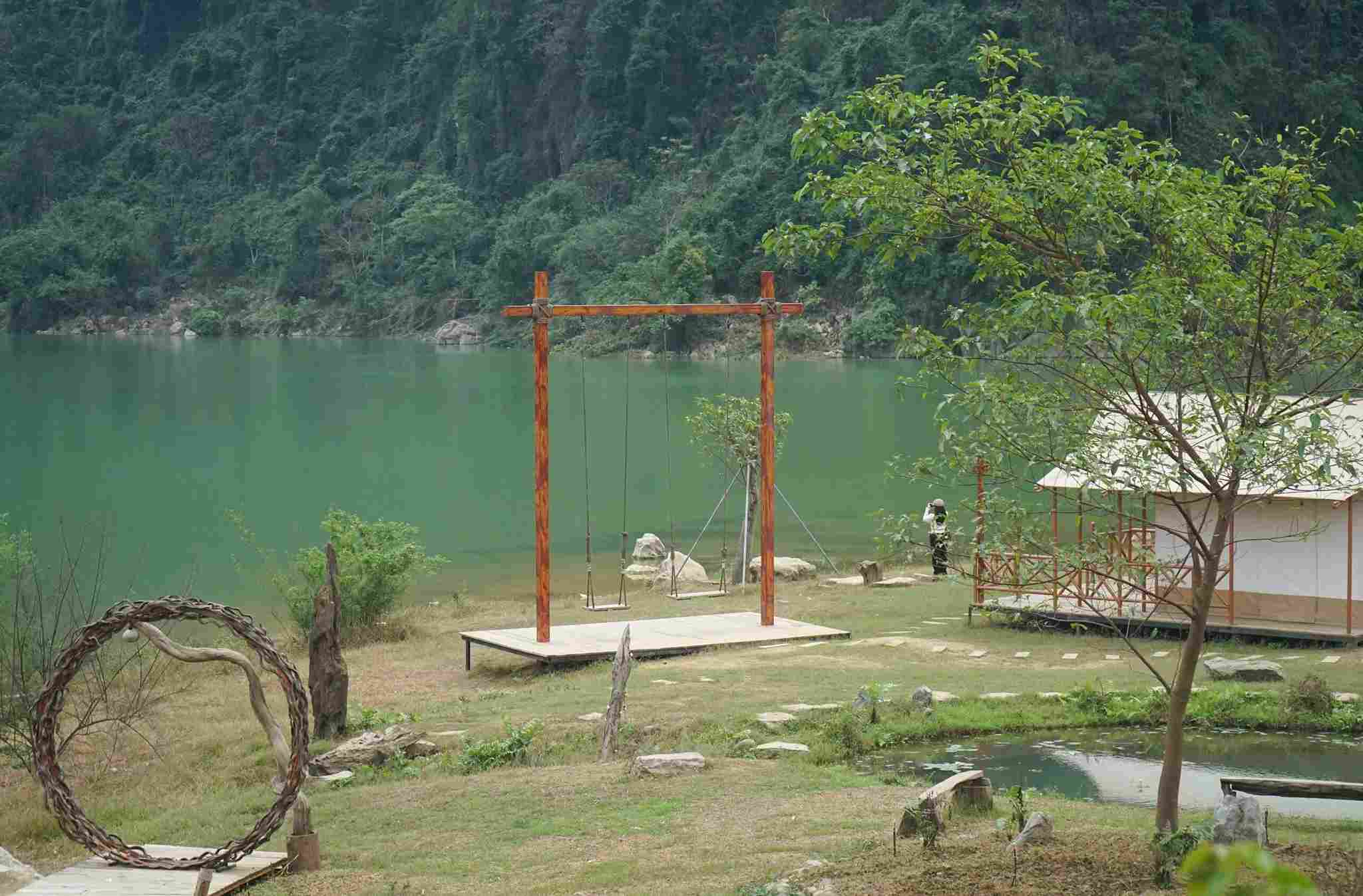 Ve dep trong lanh, nguyen so thu hut du khach o lang du lich cong dong Huu Lien. Anh: Le Tuyen