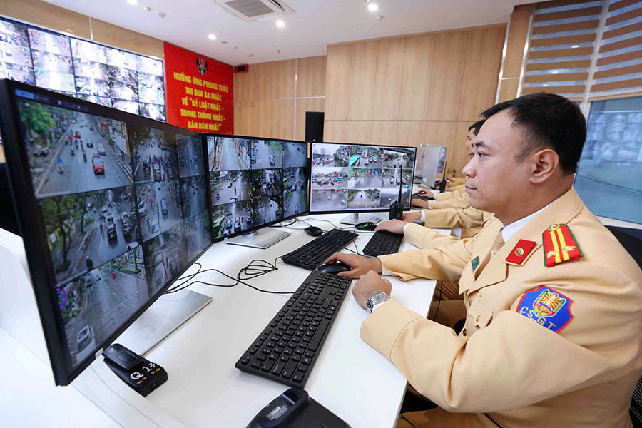 Trung tam dieu khien giao thong - Phong CSGT, Cong an TP Ha Noi. Anh: The Ky
