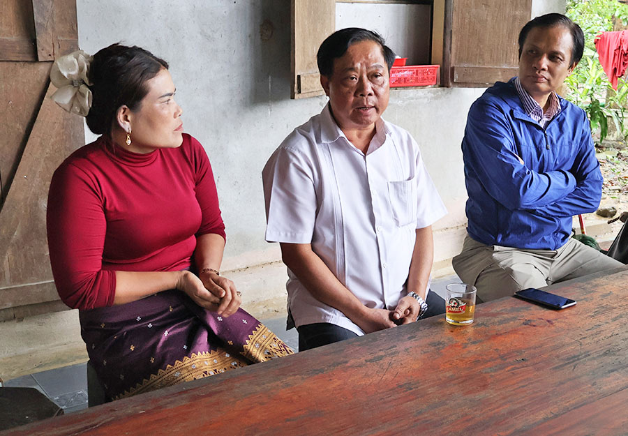 Pho Cuc truong Cuc Du lich Quoc gia Pham Van Thuy lam viec tai ban Rum Ho trong chuyen khao sat du lich cong dong tai tinh Quang Tri. Anh: TITC