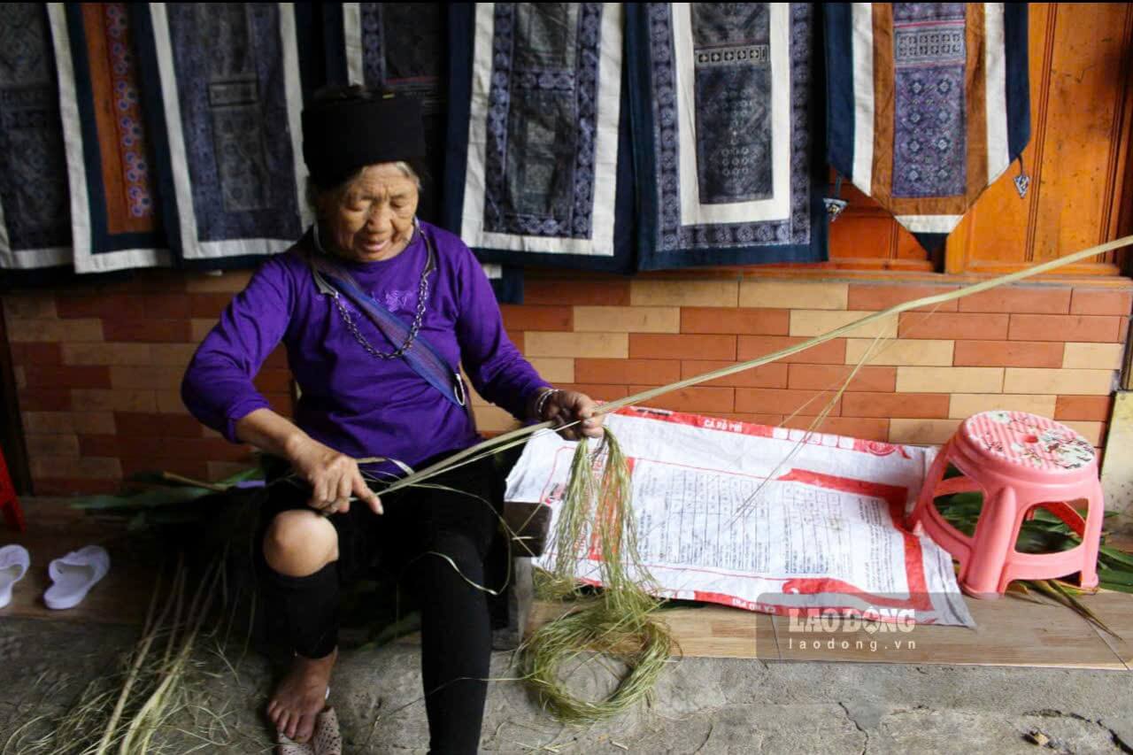 Nguoi phu nu H'Mong trao truyen nghe tu the he nay sang the he khac. Anh: Le Tuyen