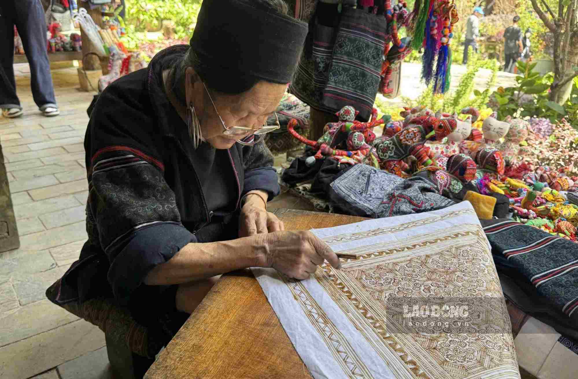 Trai nghiem ve sap ong truyen thong cua nguoi H'Mong o ban Cat Cat, Sa Pa. Anh: Le Tuyen