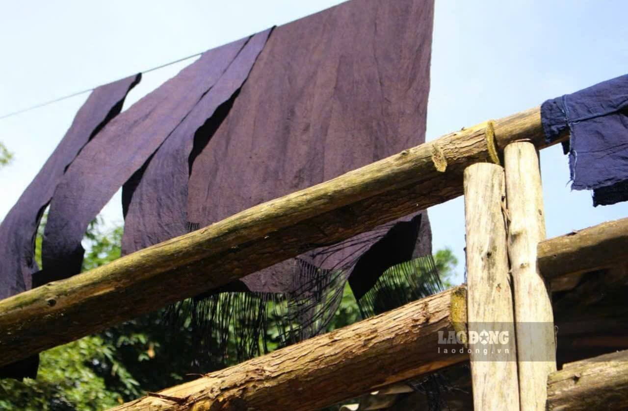 Vai sau khi nhuom cham duoc mang di phoi. Anh: Le Tuyen